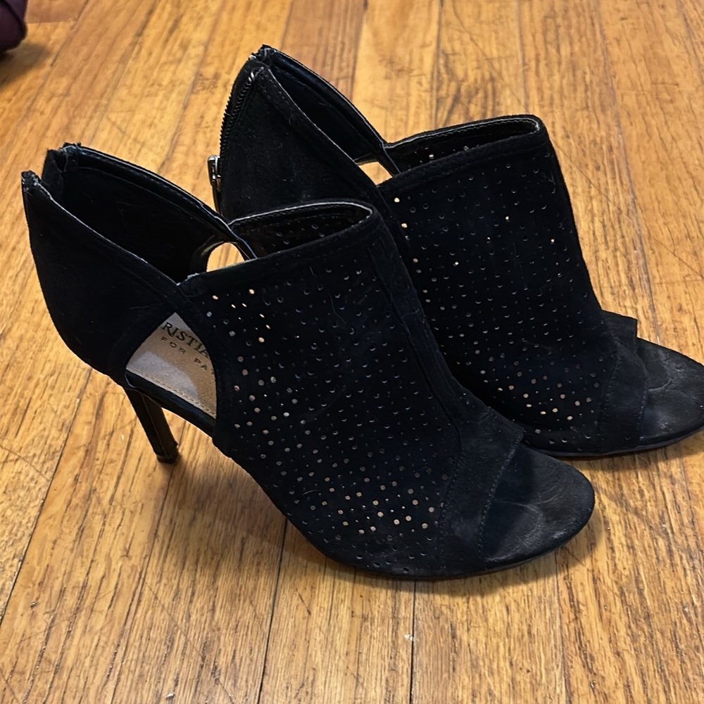 Black pumps